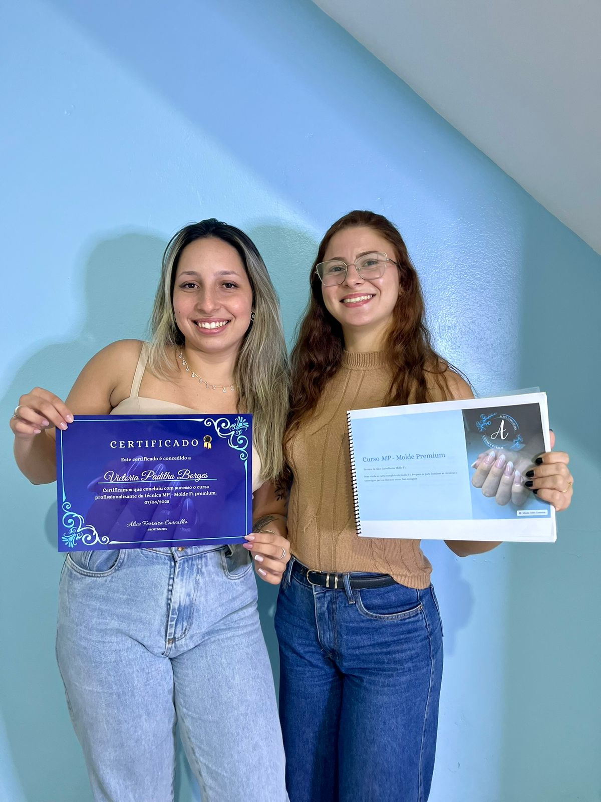 Aluna Victoria com certificado e apostila